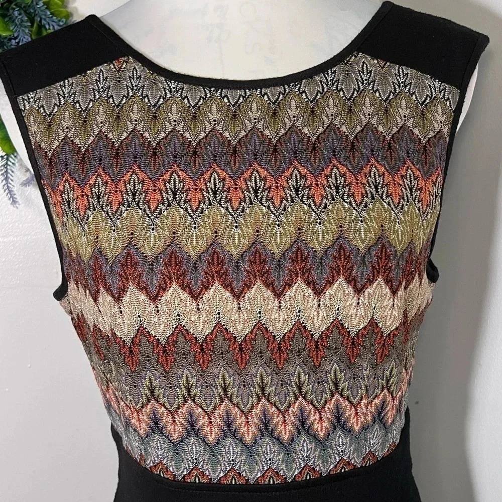Maggy London, 10, black sleeveless‎ metallic embroidered geometric torso print
